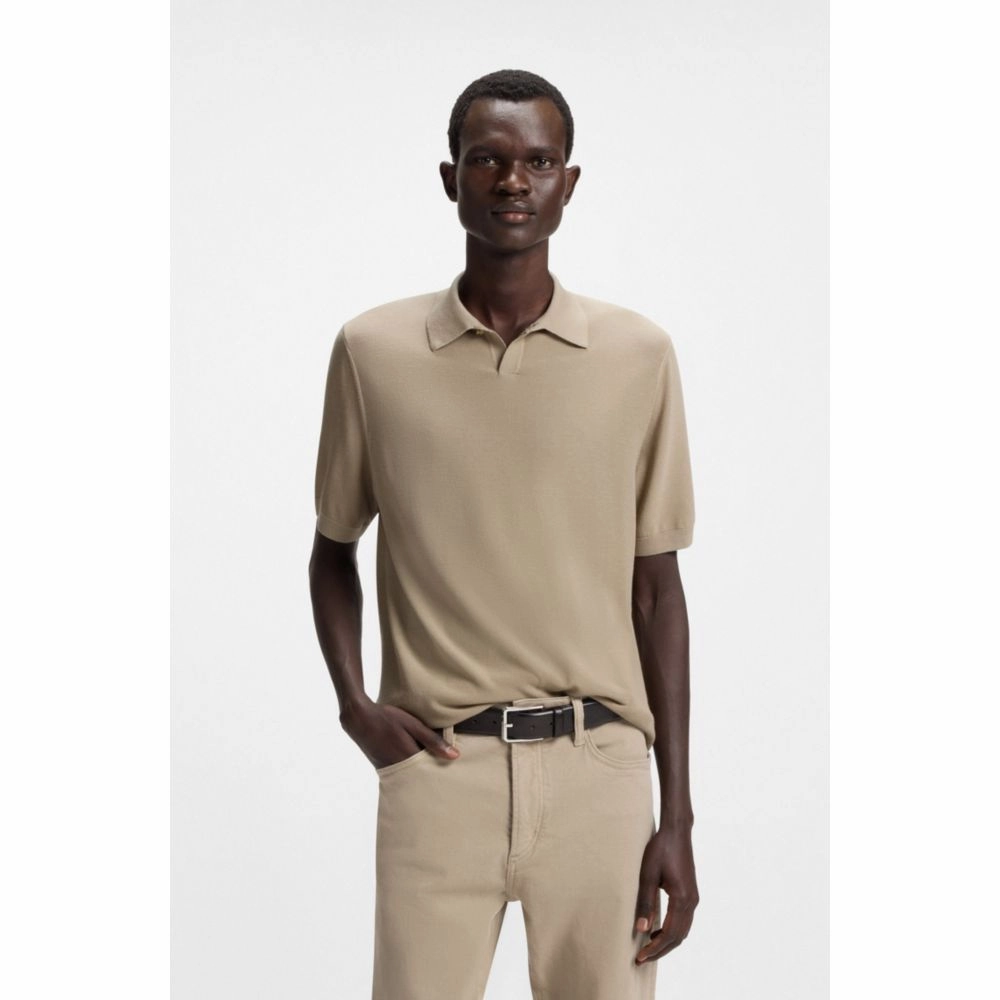 Knit polo in merino wool with natural stretch