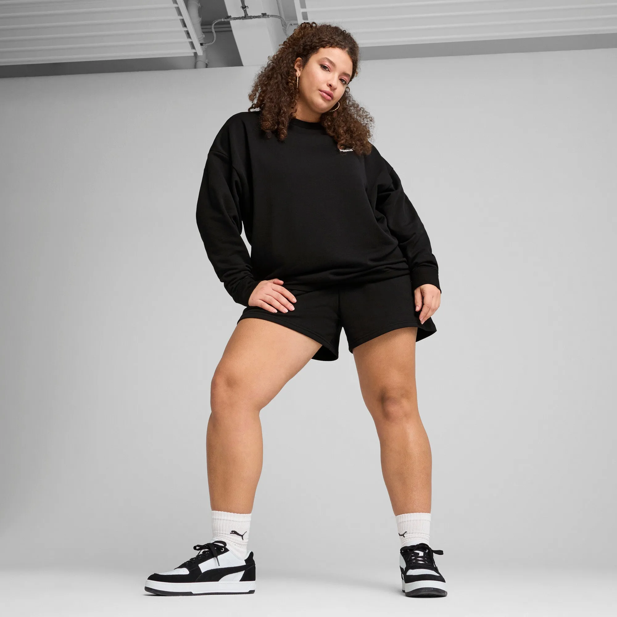 PUMA Women's Essentials Small No. 1 Logo Relaxed Crew Sweater
